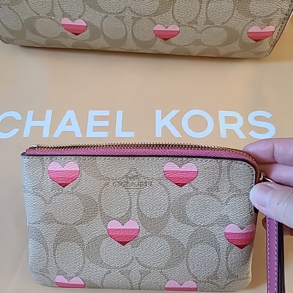 Coach Heart  Printed Crossbody Bag /Handbag and Heart Printed  Wrist Zip - Picture 9 of 12